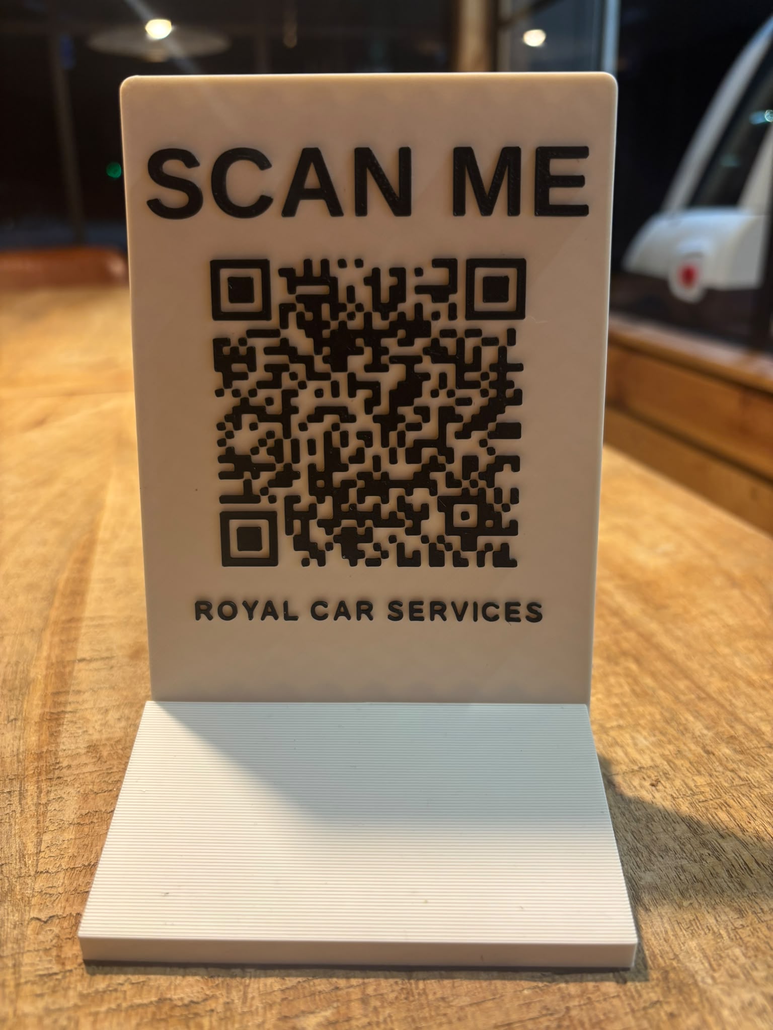 QR-standaard Scan Me voor een bedrijf, eigen ontwerp in PLA